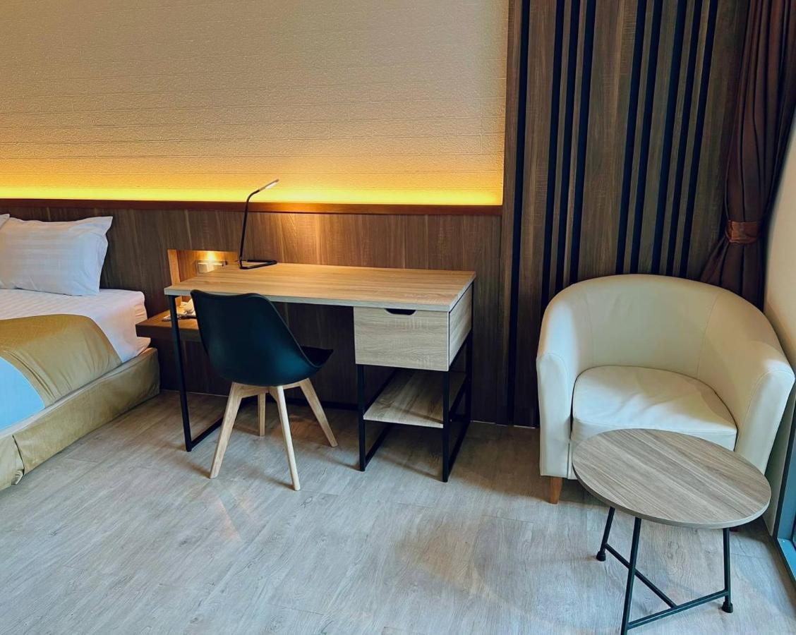 Le Resort And Villas Rawai Екстер'єр фото A room at the hotel