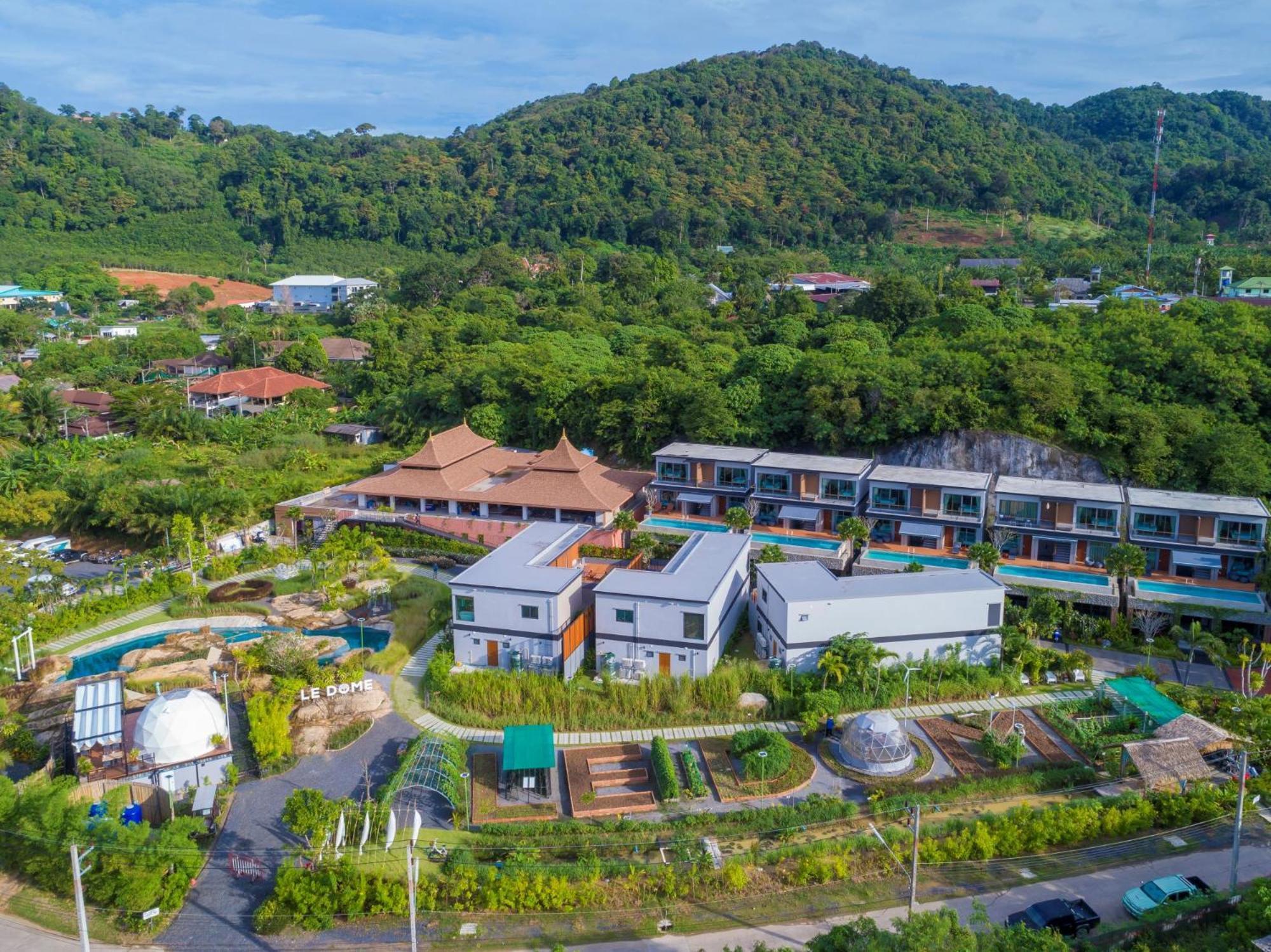 Le Resort And Villas Rawai Екстер'єр фото The Village at Phuket International Academy