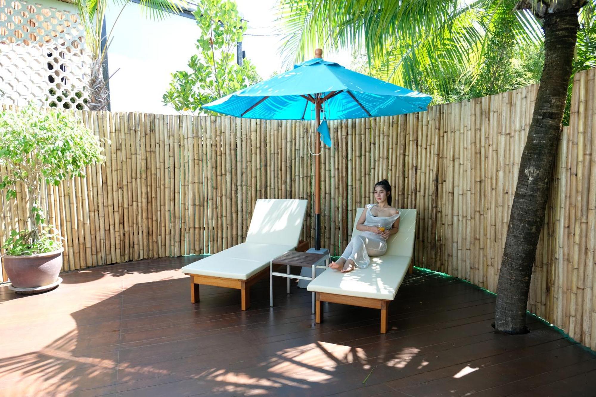 Le Resort And Villas Rawai Екстер'єр фото A bamboo fence