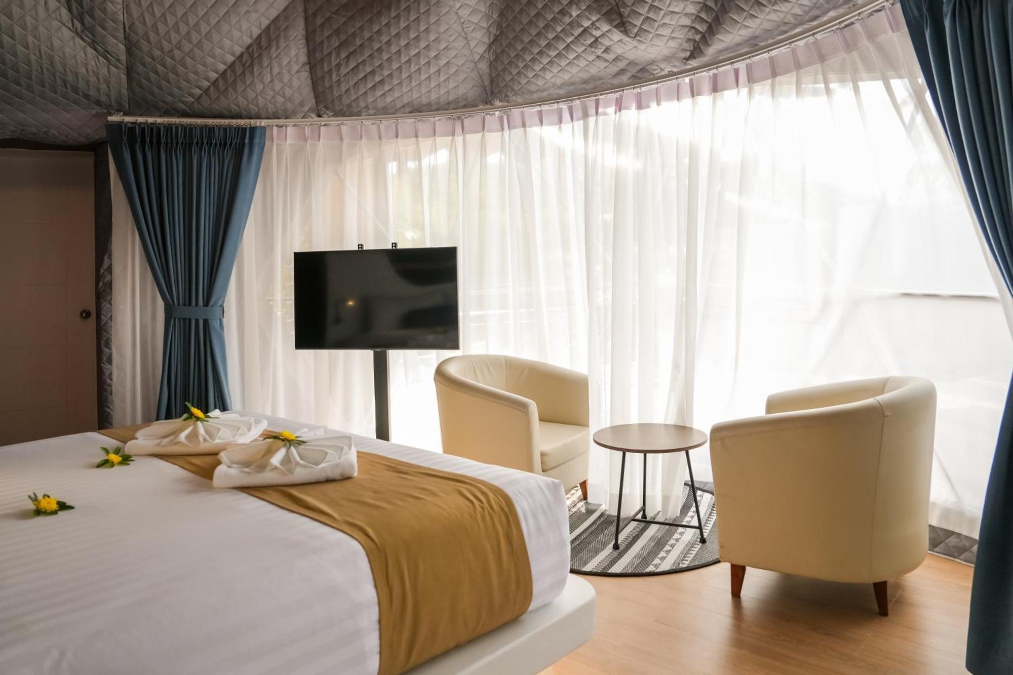 Le Resort And Villas Rawai Екстер'єр фото A bedroom in the resort