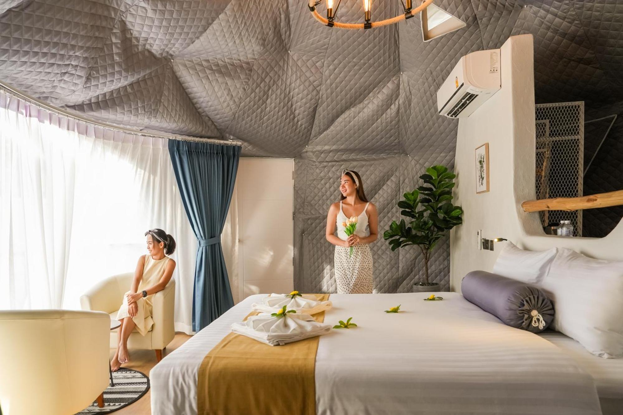 Le Resort And Villas Rawai Екстер'єр фото A bedroom in the resort