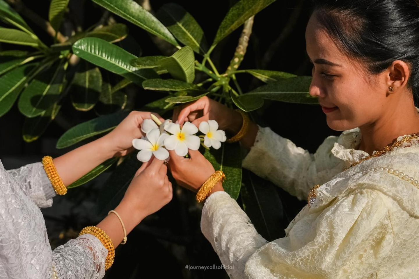 Le Resort And Villas Rawai Екстер'єр фото Thai woman wearing traditional Thai dress