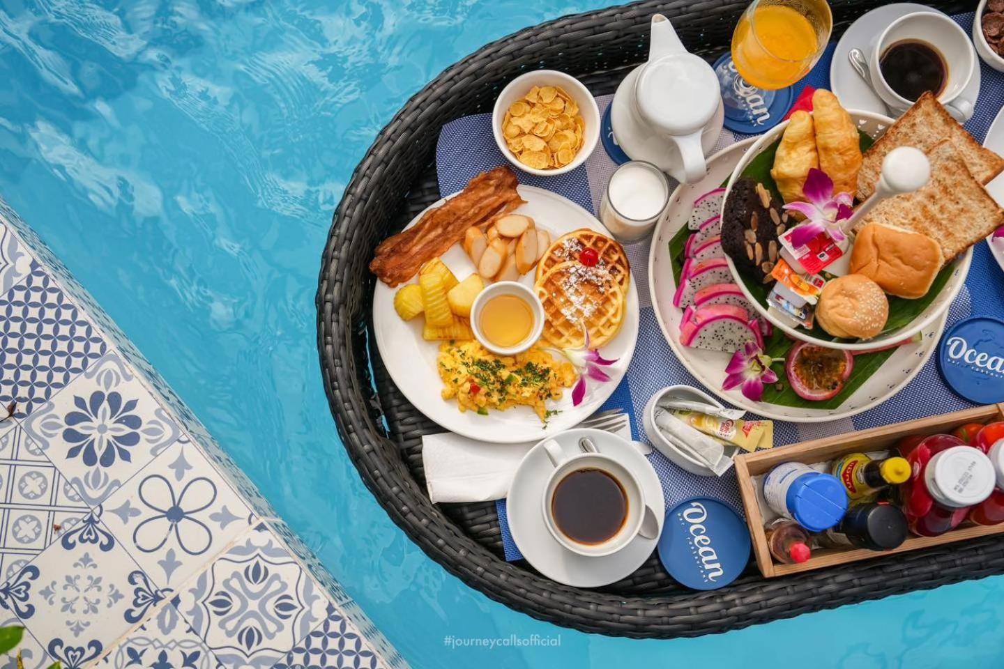 Le Resort And Villas Rawai Екстер'єр фото A floating breakfast at the U Sathorn