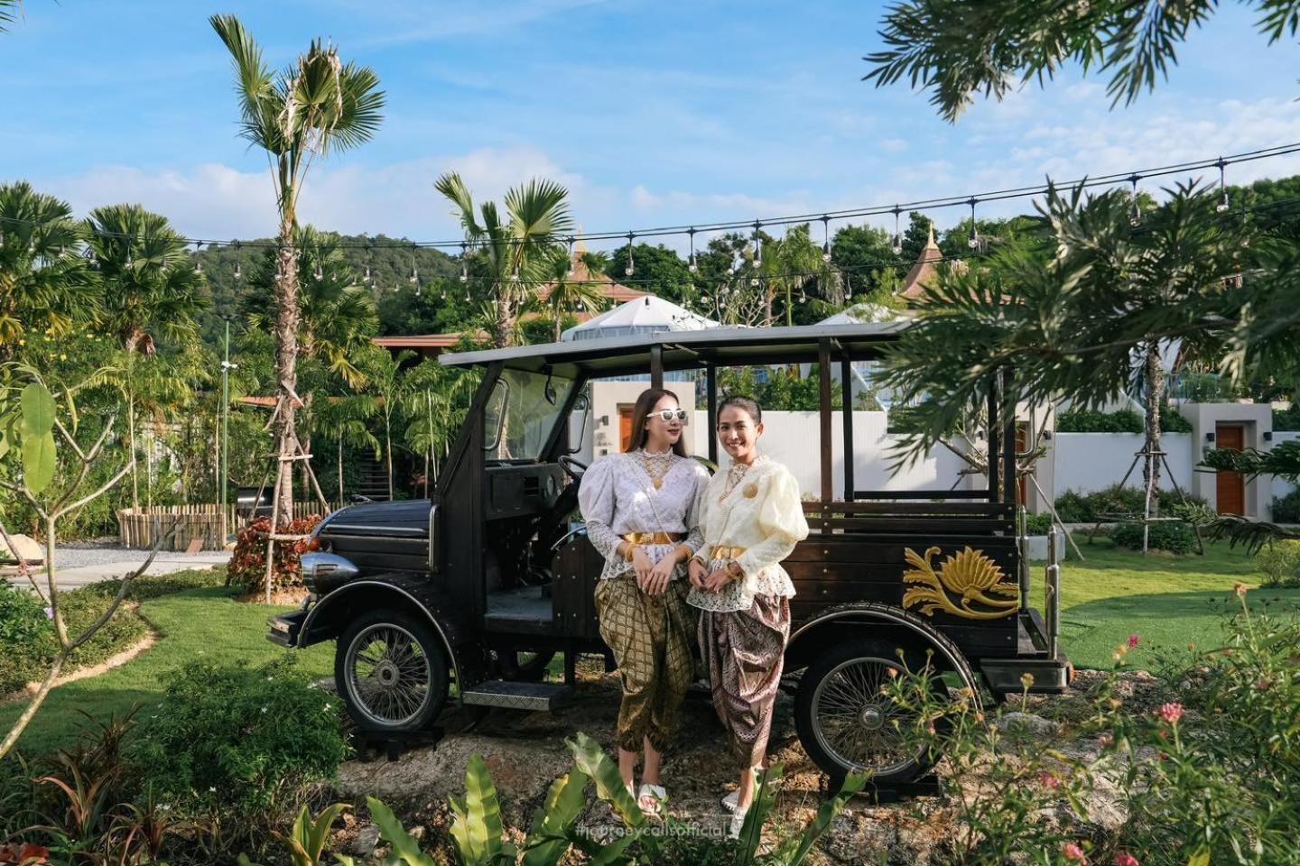 Le Resort And Villas Rawai Екстер'єр фото Thai people in traditional Thai dress
