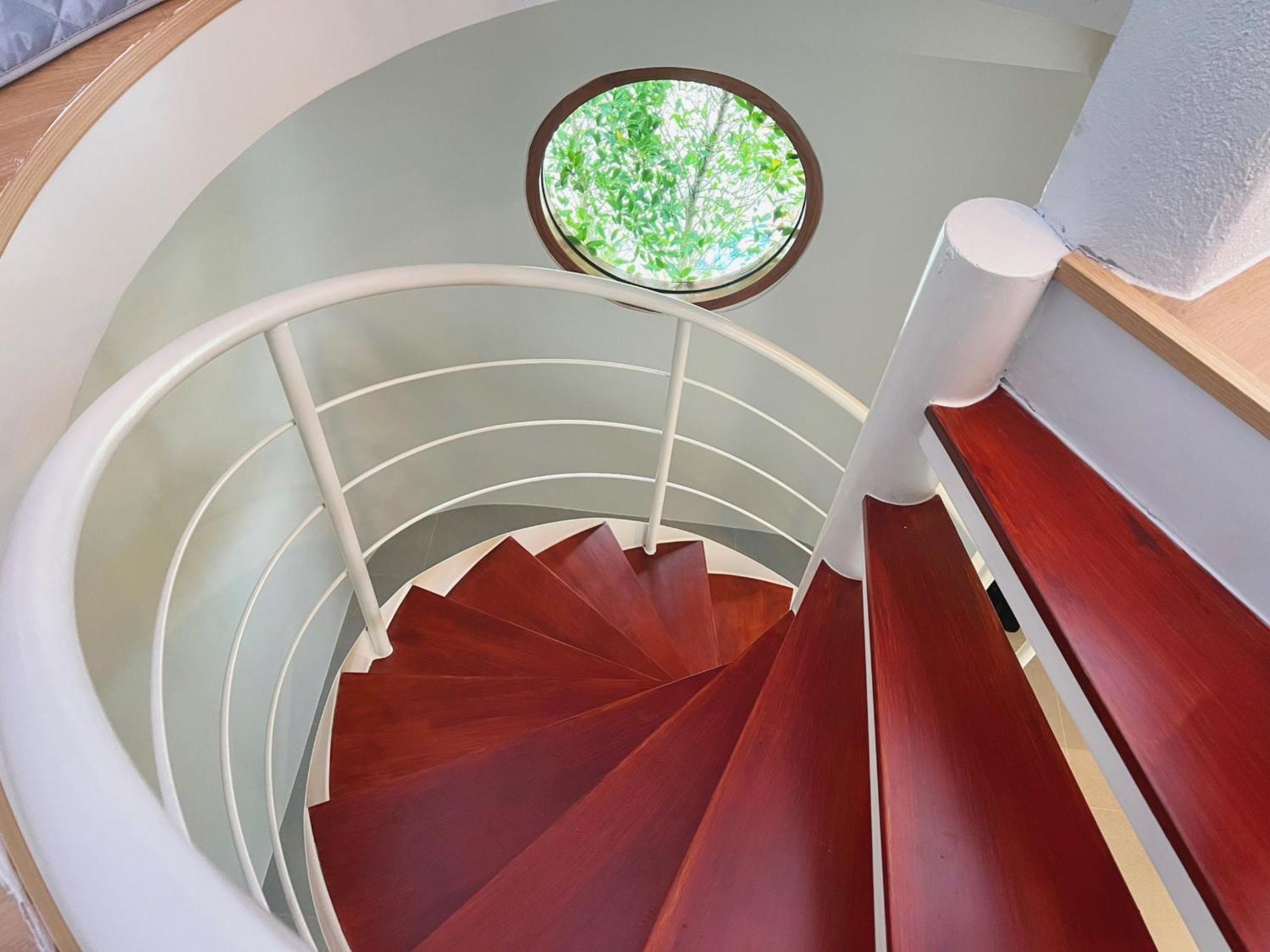 Le Resort And Villas Rawai Екстер'єр фото Spiral staircase