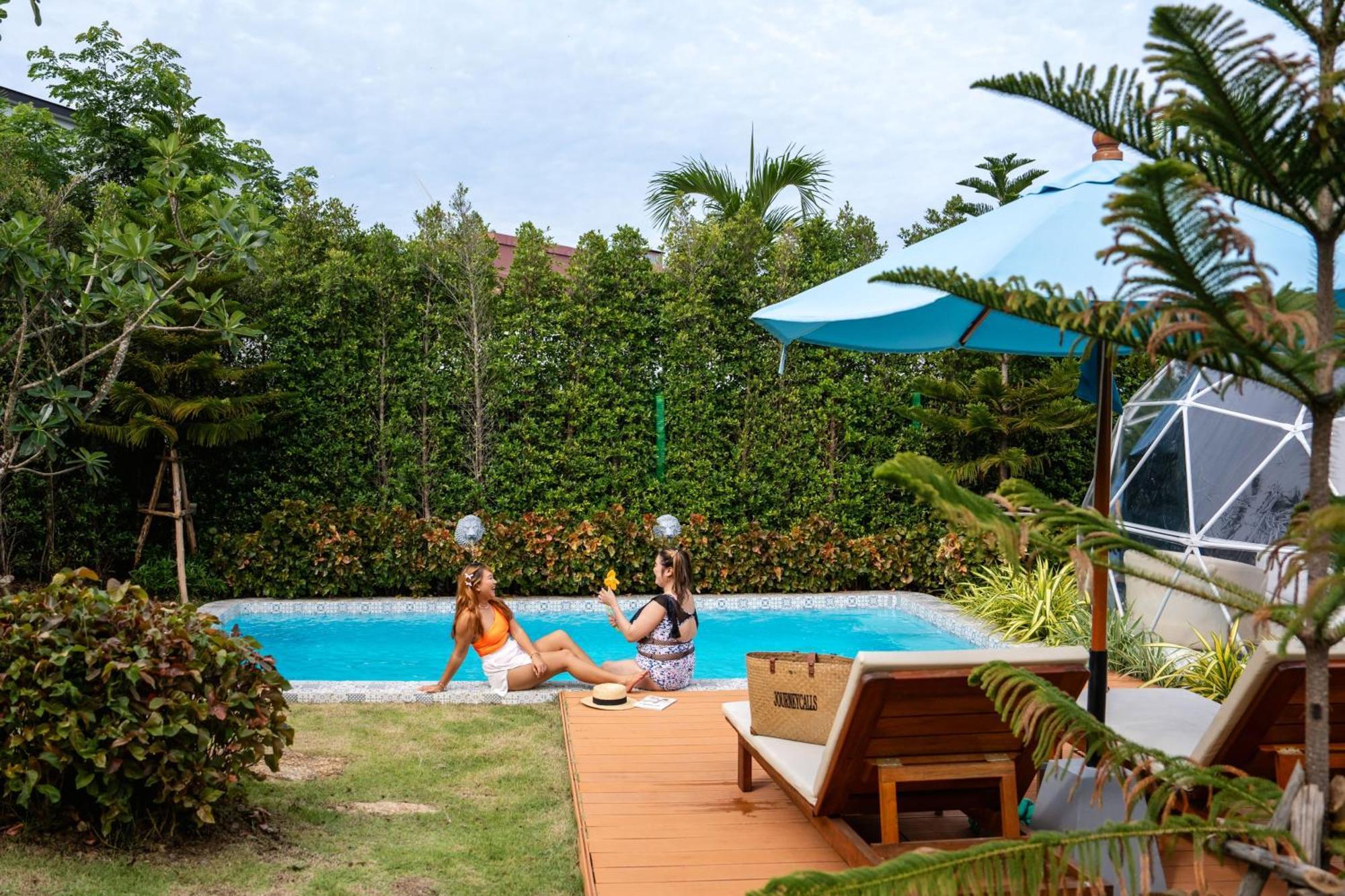 Le Resort And Villas Rawai Екстер'єр фото A pool in Phuket, Thailand