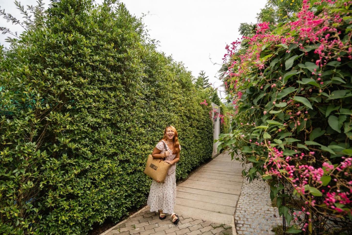 Le Resort And Villas Rawai Екстер'єр фото A tourist at the garden