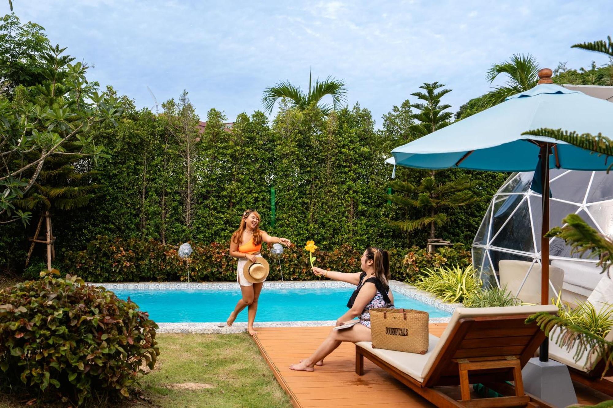Le Resort And Villas Rawai Екстер'єр фото A pool at a resort in Phuket, Thailand