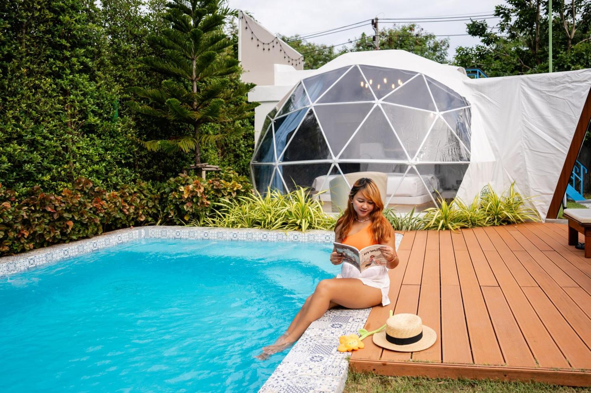 Le Resort And Villas Rawai Екстер'єр фото A woman relaxing at a poolside